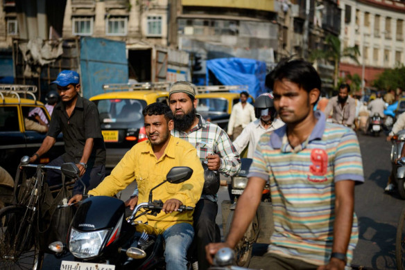 2012 Oct : Mumbai India Visit : Chor Bazaar People Watching 3