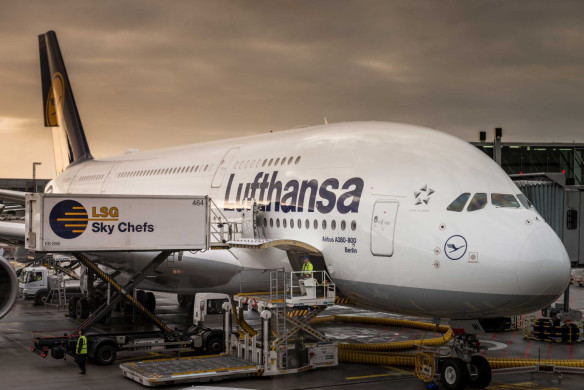 Frankfurt Airport : Lufthansa Airbus A380 Close: 2015-02-08